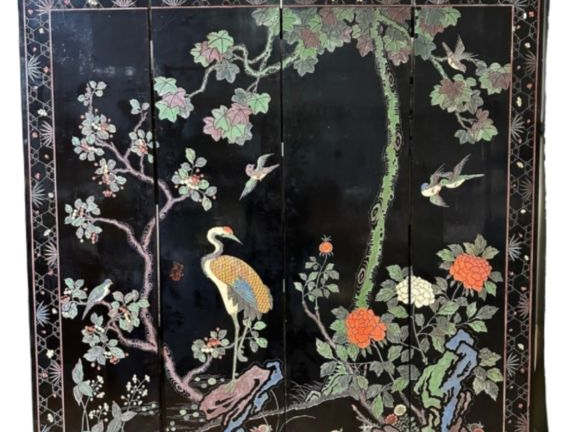 Chine, vers 1930 Paravent à quatre feuilles en bois laqué dans le styl