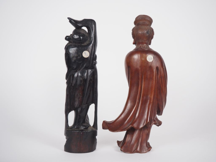 Chine, fin du XIXe siècle  Deux statuettes en bois, l’une de couleur n