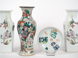 Vente aux enchères Chine, XXe siècle Lot comprenant une paire de vases quadrangulaires à 