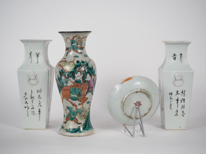 Chine, XXe siècle Lot comprenant une paire de vases quadrangulaires à 