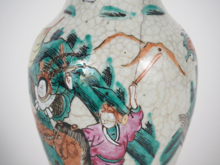 Chine, XXe siècle Lot comprenant une paire de vases quadrangulaires à 