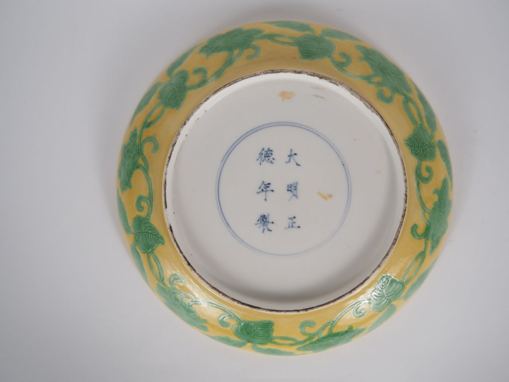 Chine, XXe siècle  Plat en porcelaine et émaux vert sur fond jaune, à 
