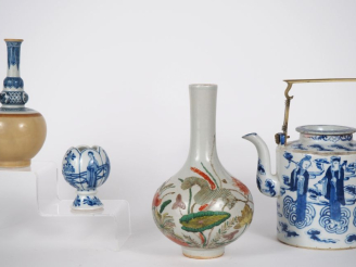 Vente aux enchères Chine, travail moderne Lot comprenant une théière en porcelaine bleu b