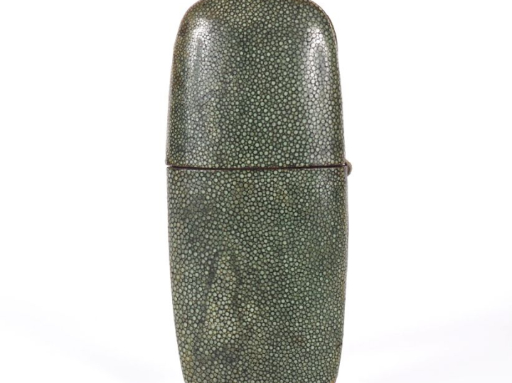 Chine, vers 1900 Etui à lunettes en galuchat de couleur verte.  L. 17,