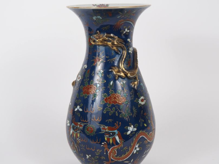 Chine, vers 1920 Vase de forme balustre en porcelaine à décor polychro