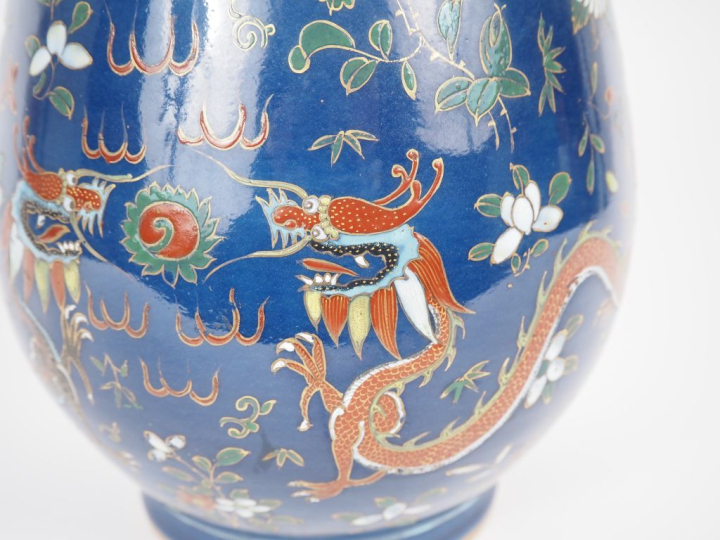 Chine, vers 1920 Vase de forme balustre en porcelaine à décor polychro