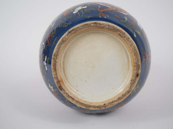 Chine, vers 1920 Vase de forme balustre en porcelaine à décor polychro