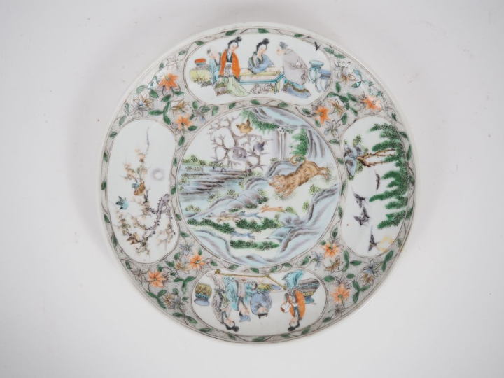 Chine, vers 1900 Assiette en porcelaine et émaux de style famille vert