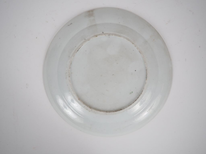 Chine, vers 1900 Assiette en porcelaine et émaux de style famille vert