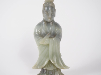 Vente aux enchères Chine, XXe siècle Statuette en jade céladon, représentant une divinité