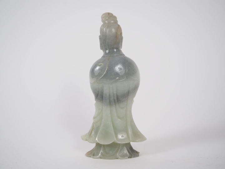 Chine, XXe siècle Statuette en jade céladon, représentant une divinité