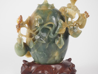 Vente aux enchères Chine, XXe siècle  Vase en agate verte et cornaline, reprenant la form
