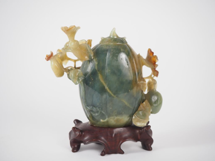 Chine, XXe siècle  Vase en agate verte et cornaline, reprenant la form