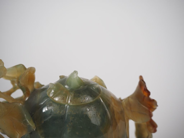 Chine, XXe siècle  Vase en agate verte et cornaline, reprenant la form