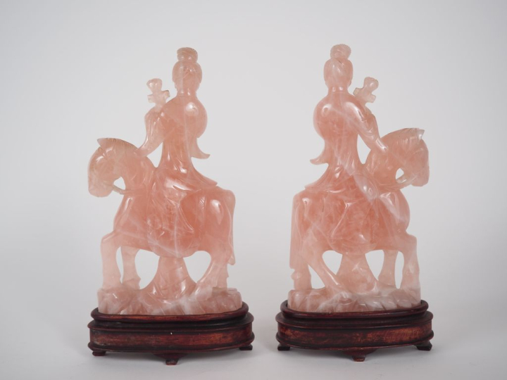 Chine, XXe siècle Deux statuettes en quartz rose, représentant deux je