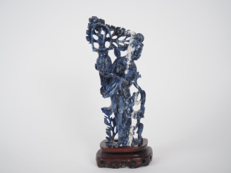 Vente aux enchères Chine, XXe siècle Statuette en sodalite, représentant jeune femme tena