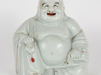 Vente aux enchères Chine, XXe siècle,  Statuette en porcelaine émaillée crème et rehauts 