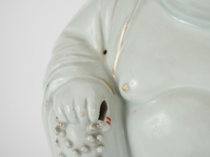 Chine, XXe siècle,  Statuette en porcelaine émaillée crème et rehauts 