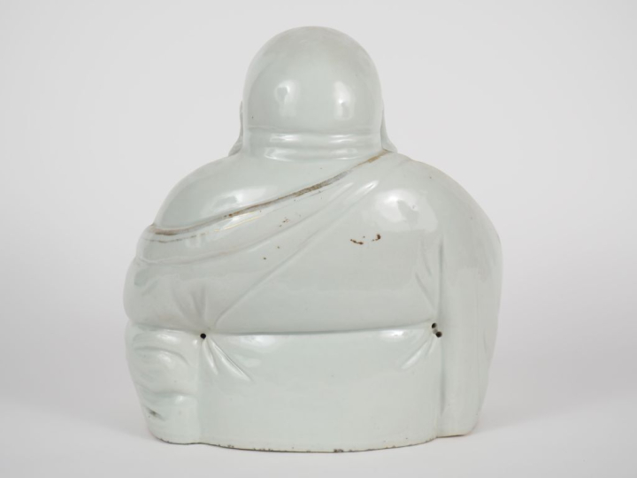 Chine, XXe siècle,  Statuette en porcelaine émaillée crème et rehauts 