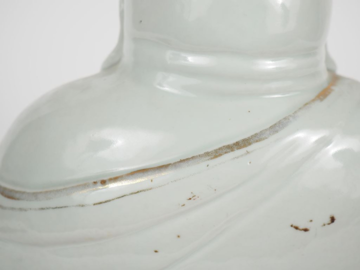 Chine, XXe siècle,  Statuette en porcelaine émaillée crème et rehauts 