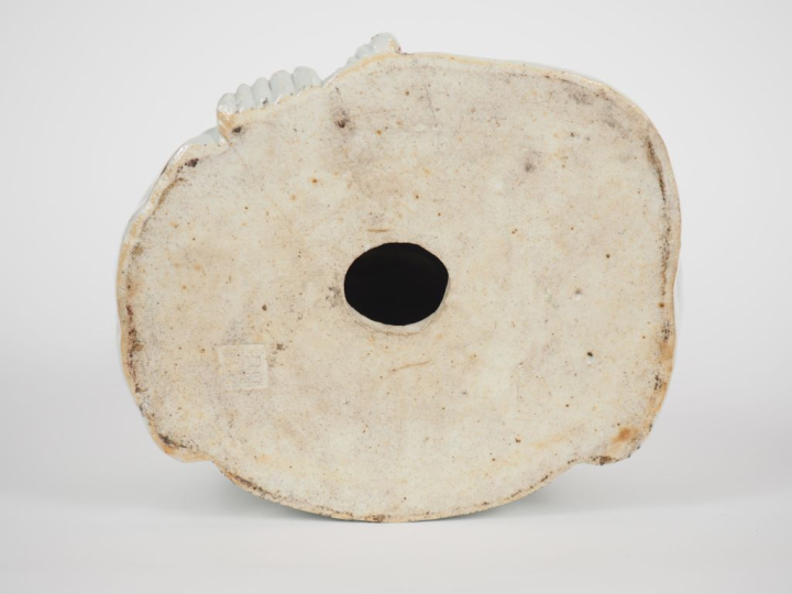 Chine, XXe siècle,  Statuette en porcelaine émaillée crème et rehauts 