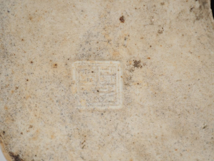 Chine, XXe siècle,  Statuette en porcelaine émaillée crème et rehauts 