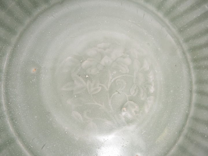 Chine, XXe siècle Deux plats en porcelaine et émail céladon, dans le s