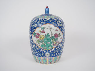 Vente aux enchères Chine, XXe siècle.  Pot à gingembre en porcelaine et émail polychrome,