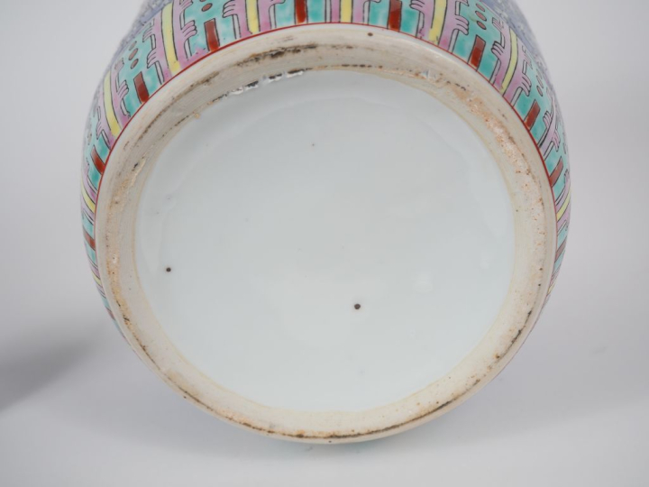 Chine, XXe siècle.  Pot à gingembre en porcelaine et émail polychrome,