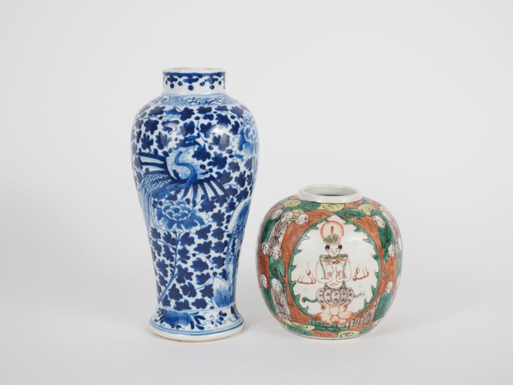 Chine, début XXe siècle Lot comprenant un vase balustre bleu blanc, à 