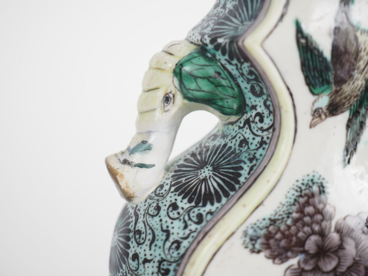 Chine, vers 1900 Vase balustre en porcelaine et émaux de style famille