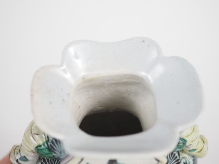 Chine, vers 1900 Vase balustre en porcelaine et émaux de style famille