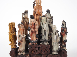 Vente aux enchères Chine Xxème. Groupe en stéatite comprenant 9 statuettes. Dim. 26 x 28 