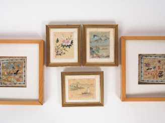 Vente aux enchères Chine, XXe siècle, Cinq éléments en tissu, dont trois encres et couleu