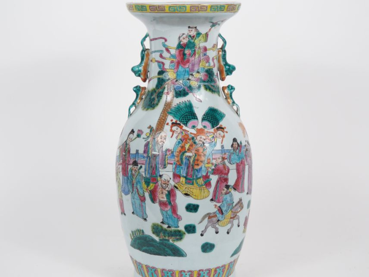 Chine, travail moderne Vase balustre en porcelaine et émaux style fami