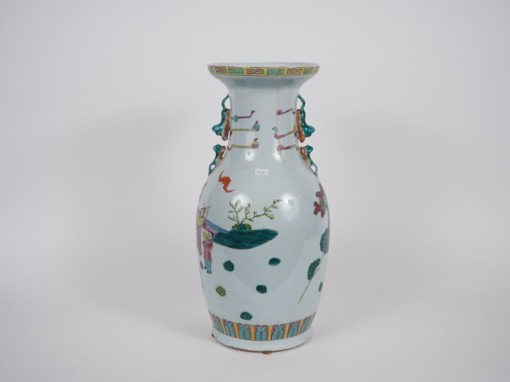 Chine, travail moderne Vase balustre en porcelaine et émaux style fami