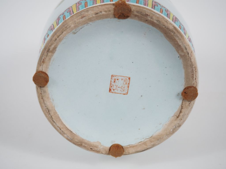 Chine, travail moderne Vase balustre en porcelaine et émaux style fami