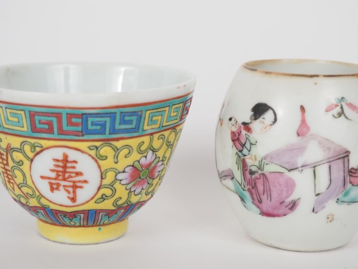 Chine, vers 1900 et 1950 Lot de deux porcelaines comprenant, une mange