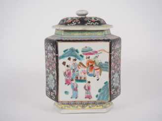 Vente aux enchères Chine, 2ème moitié du XXe siècle Vase de forme hexagonal couvert en po