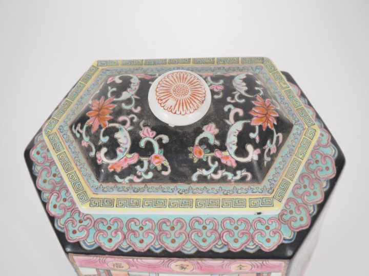 Chine, 2ème moitié du XXe siècle Vase de forme hexagonal couvert en po