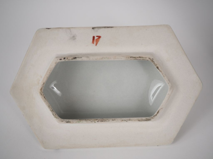 Chine, 2ème moitié du XXe siècle Vase de forme hexagonal couvert en po