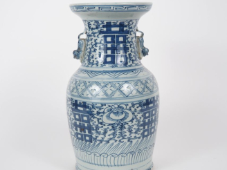 Vente aux enchères Chine, vers 1900 Vase de forme balustre en porcelaine bleu blanc, à dé