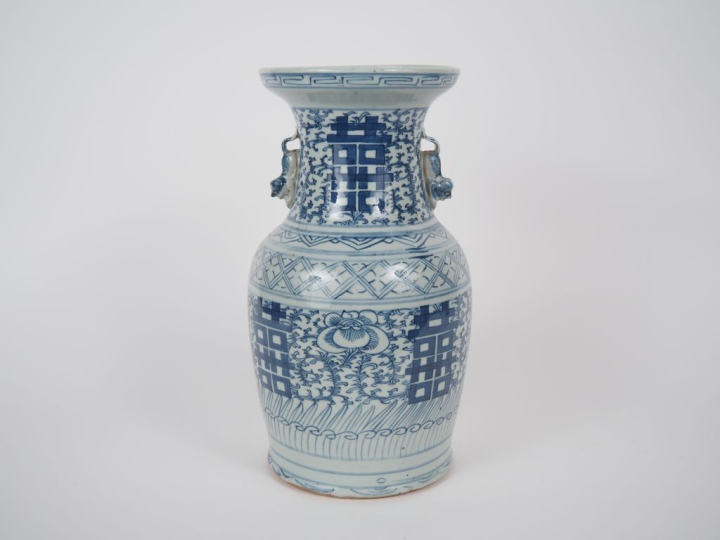 Chine, vers 1900 Vase de forme balustre en porcelaine bleu blanc, à dé