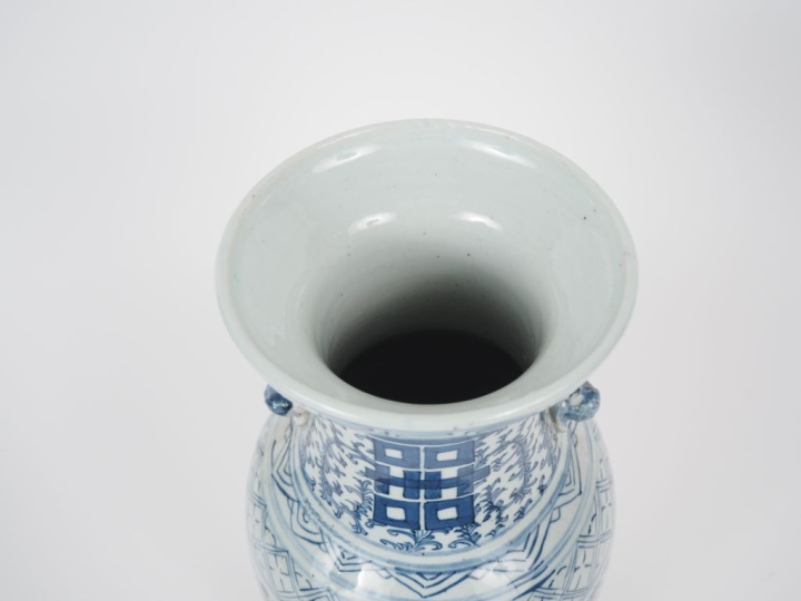 Chine, vers 1900 Vase de forme balustre en porcelaine bleu blanc, à dé