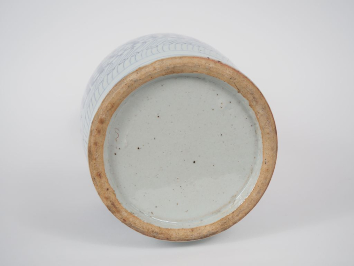 Chine, vers 1900 Vase de forme balustre en porcelaine bleu blanc, à dé