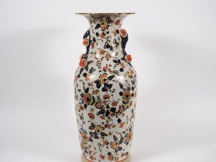Chine, vers 1960.  Grand vase de forme balustre en porcelaine dans le 