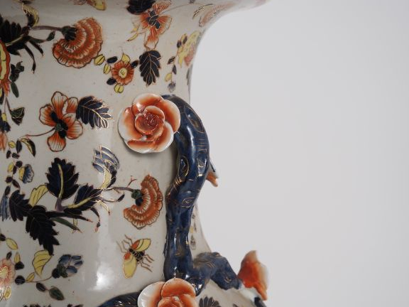 Chine, vers 1960.  Grand vase de forme balustre en porcelaine dans le 