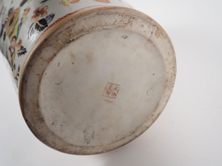 Chine, vers 1960.  Grand vase de forme balustre en porcelaine dans le 