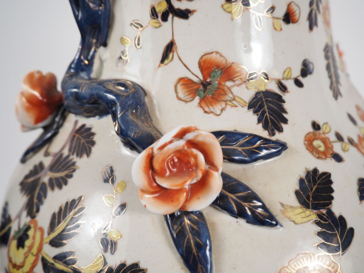 Chine, vers 1960.  Grand vase de forme balustre en porcelaine dans le 