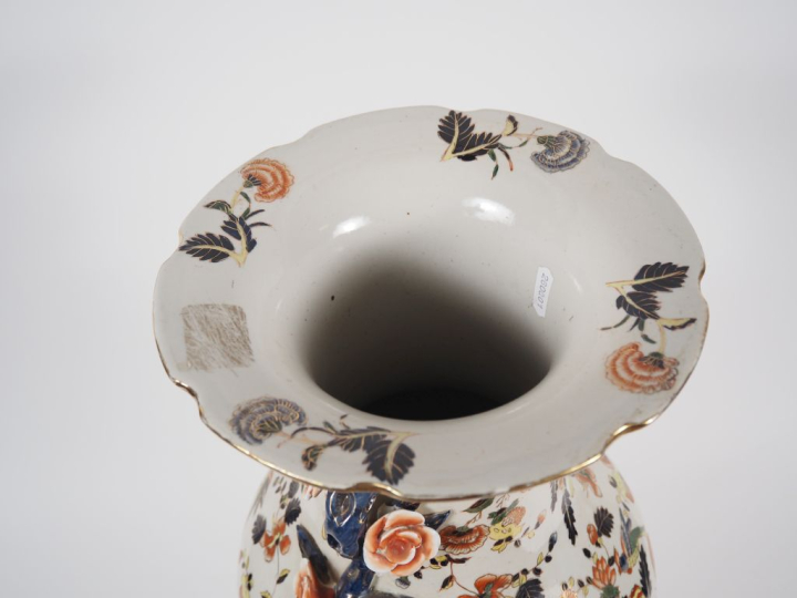 Chine, vers 1960.  Grand vase de forme balustre en porcelaine dans le 